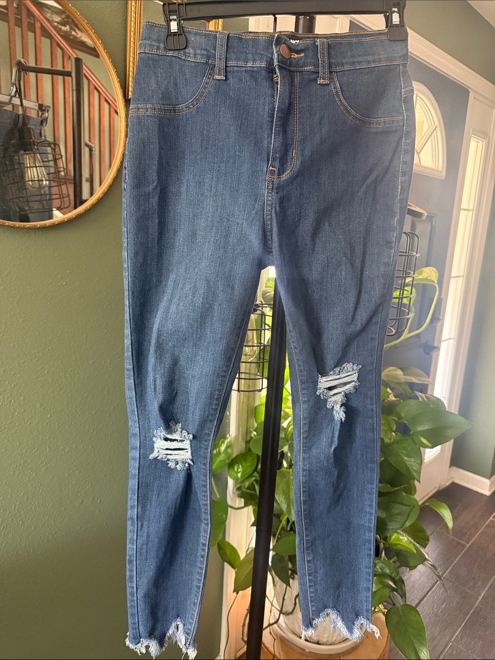 Fashion Nova Blue cropped  Ripped Skinny Jeans